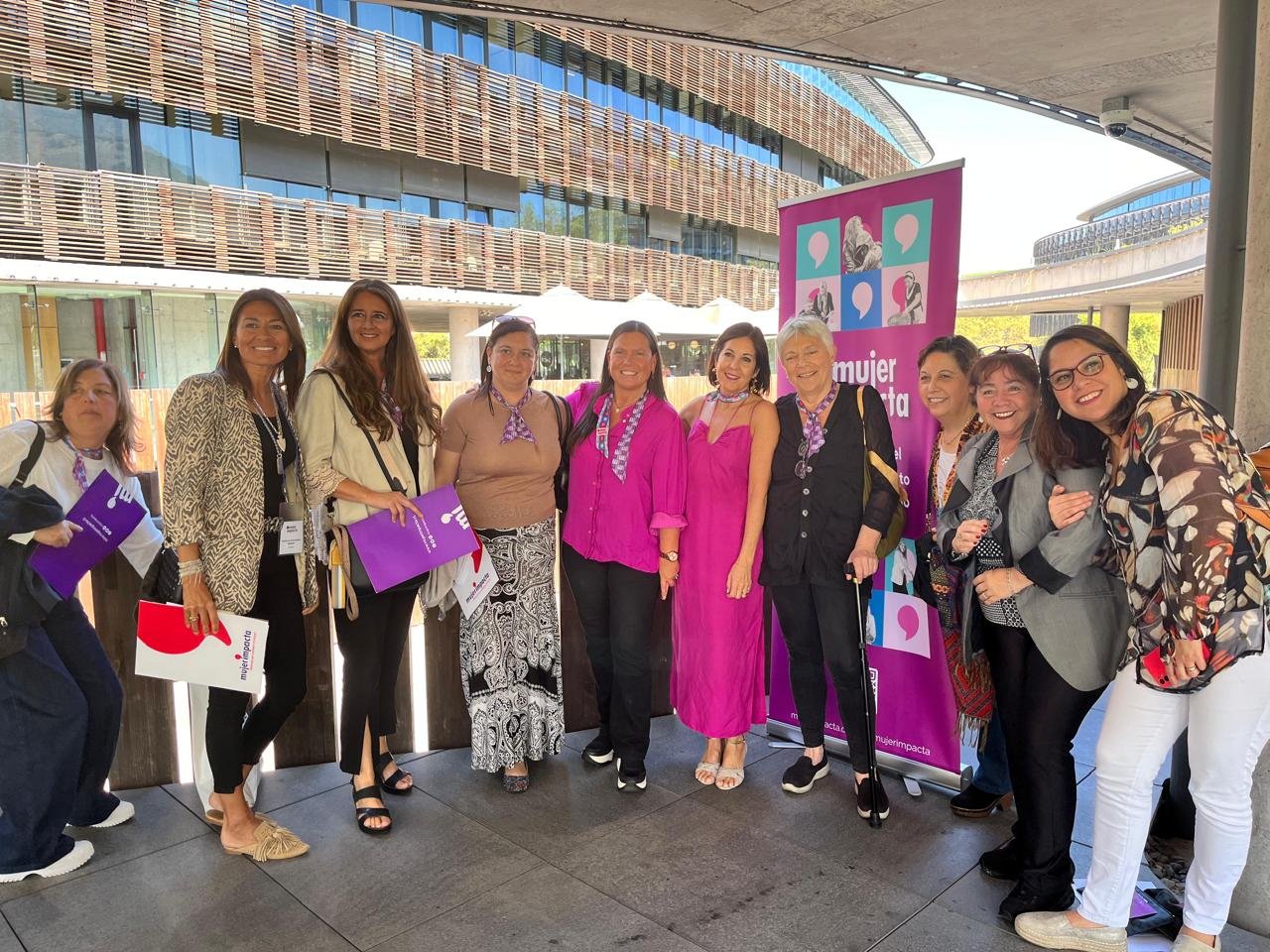 Mujeres reunidas en un encuentro de la red REDMAD