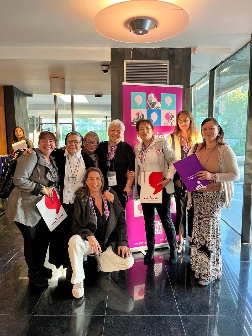 Grupo de mujeres reunidas en un encuentro de REDMAD