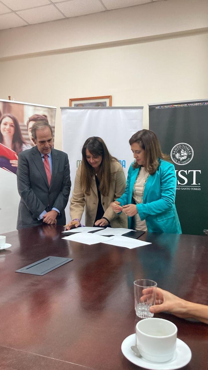Firma de un convenio de colaboración entre MauleVida y otra institución