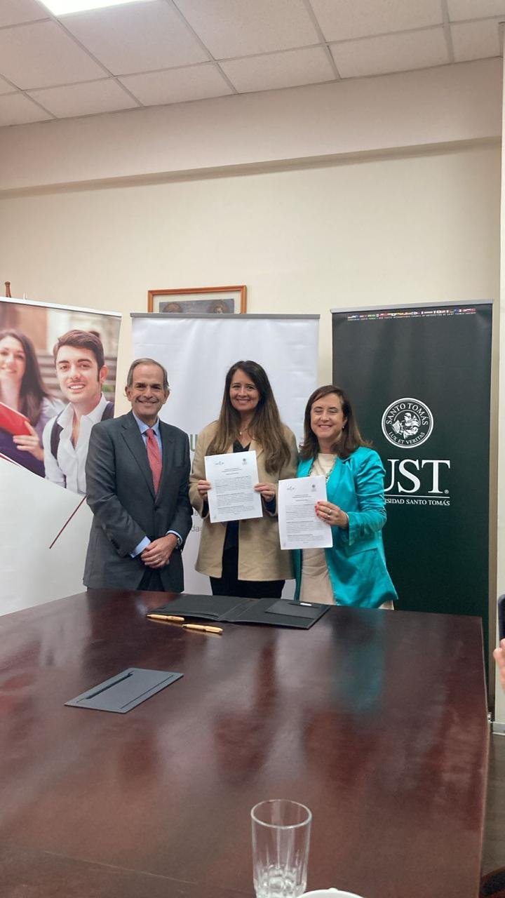 Representantes de MauleVida y de otra institución durante la firma de un convenio