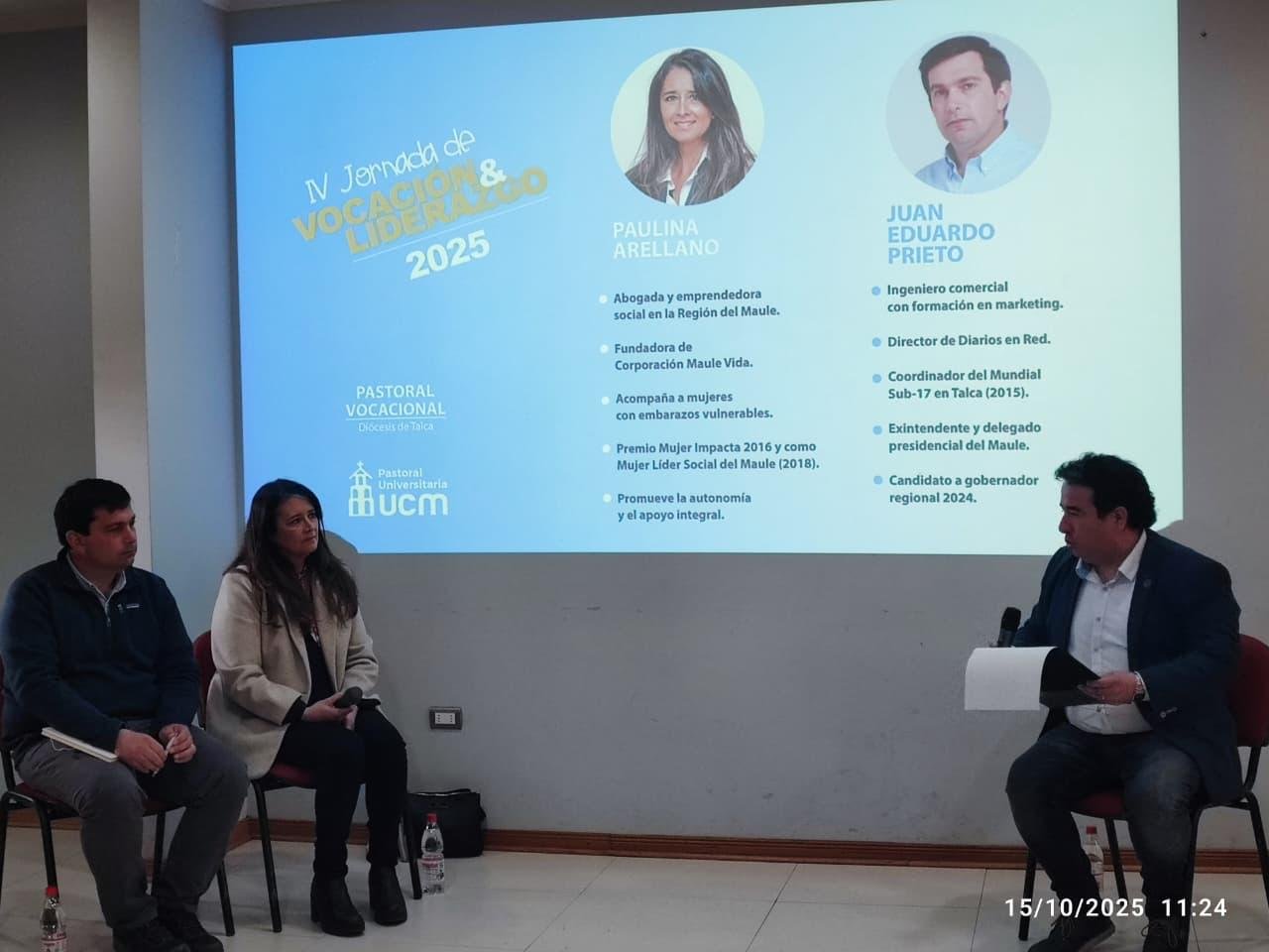 Charla de MauleVida con asistentes y presentación en pantalla