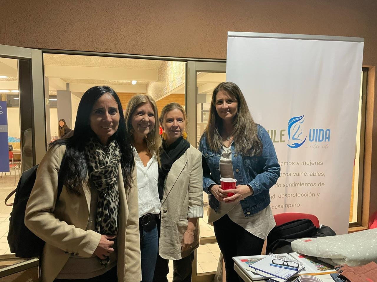 Integrantes del equipo de MauleVida junto a un pendón de la organización