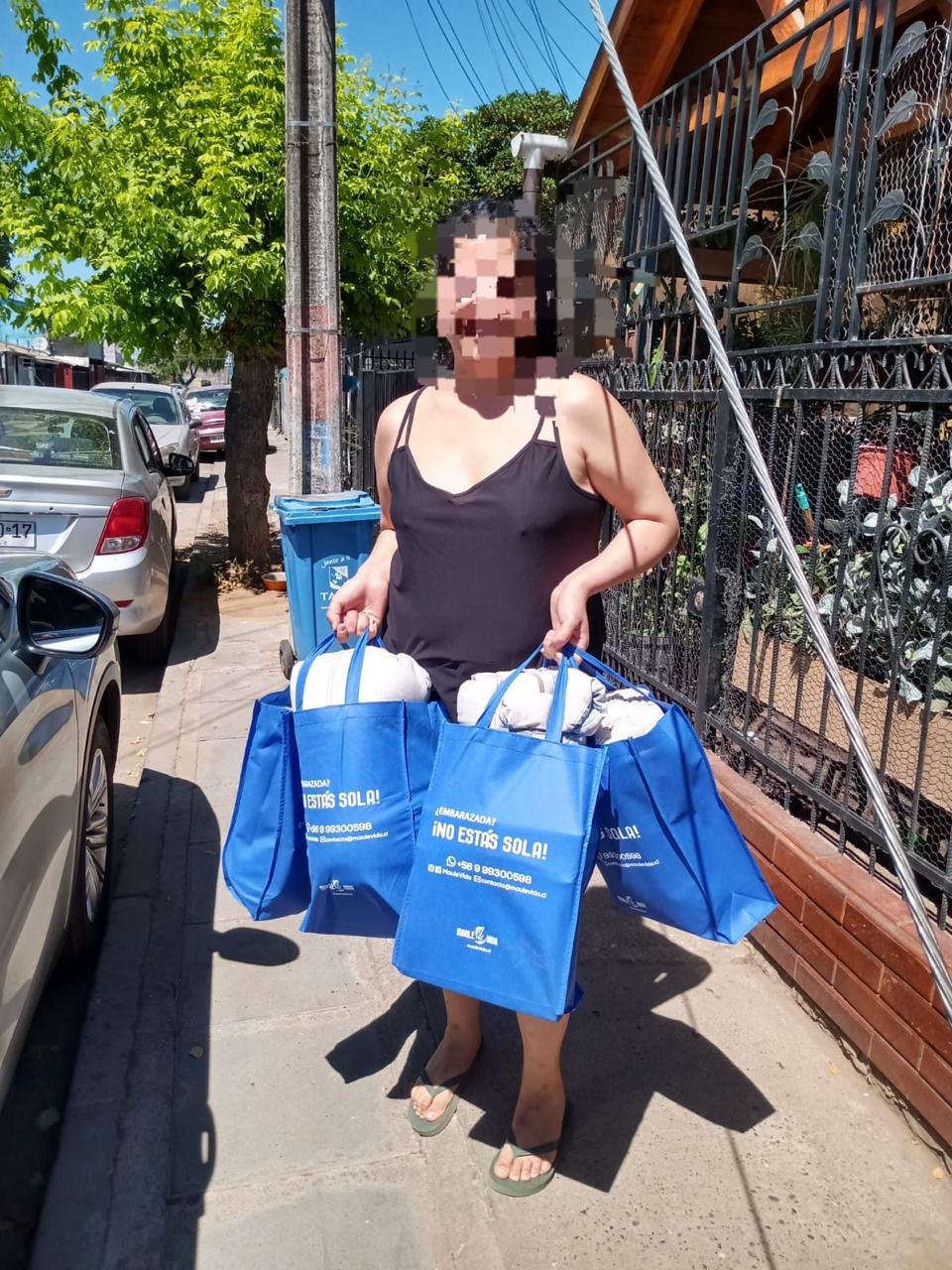 Entrega de un ajuar para bebé en bolsas azules de Maule Vida